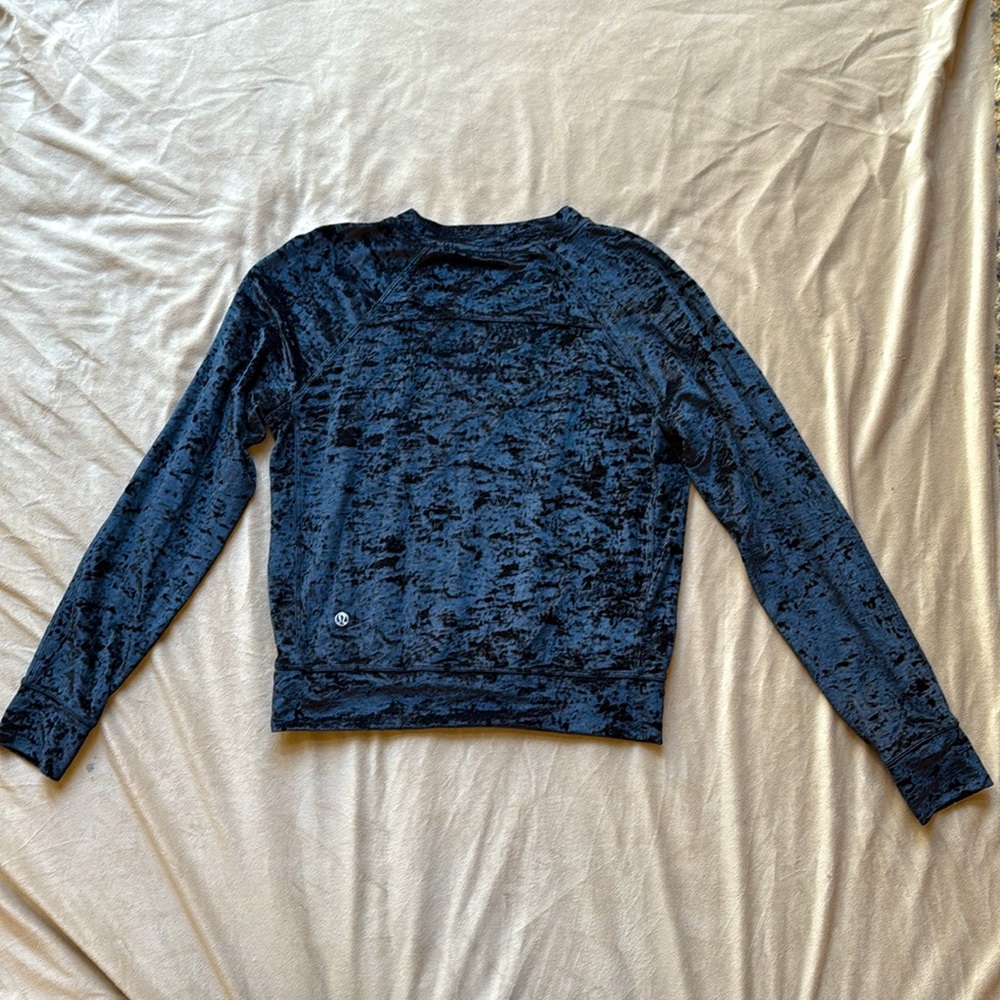 Lululemon athletica black velvet/velour long sleep athletic top, size 4/6
